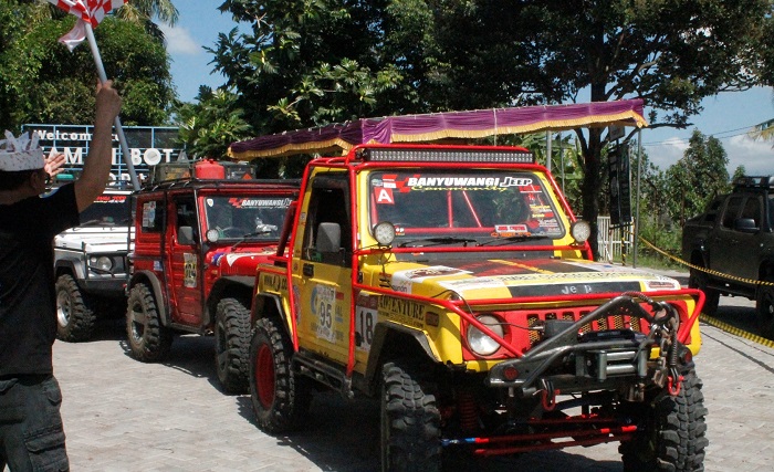 Bendera Start Jember Off Road Expedition Dikibarkan oleh Dandim Jember. Foto Pendim 0824/Jember/ NusantaraNews