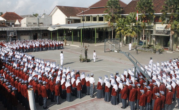 Dandim Jember Letkol Inf Rudianto saat menjadi Inspektur Upacara (Irup) pada upacara memperingati Hari Kesaktian Pancasila, SMA Negeri 2 Jember, Senin, 02 Oktober 2017. Foto Sis24/ NusantaraNews