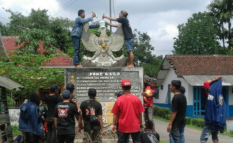 Membenahi Tugu Lambang Negara yang Tak Terawat (Foto: Sis/Nusantaranews)