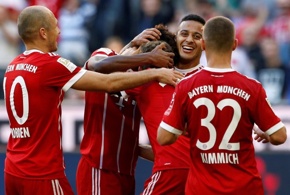 Kingsley Coman merayakan gol usai menggandakan keunggulan Bayern bersama Thiago Alcantara, Arjen Robben dan Joshua Kimmich dalam lanjutan Bundesliga, Sabtu (14/10) malam WIB. (Foto: Reuters)