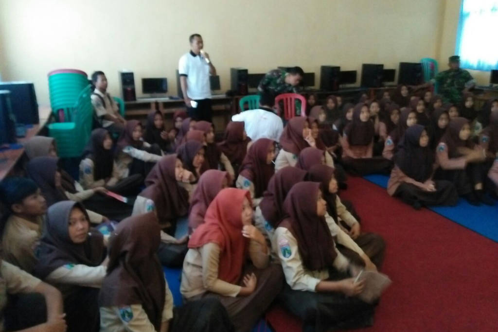 DisKominfo Kabupaten Ngawi melakukan pemutaran film perjuangan dengan nilai-nilai pendidikan dan kejuangan bagi siswa siswi SMKN 1 Karanganyar yang bertempat di aula sekolah SMKN 1 Karanganyar. Sabtu, (21/10/17). (Foto: Wahyu)