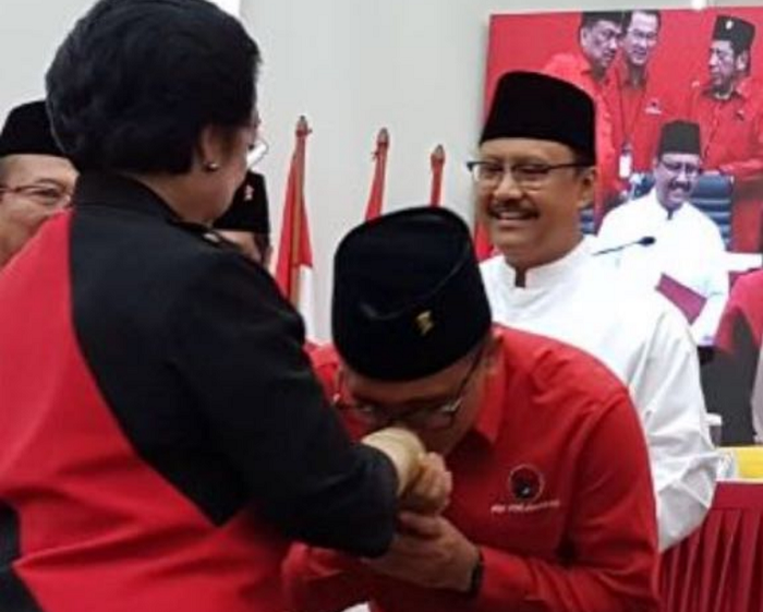 Pasangan Gus Ipul, Azwar Anas Cium Tangan Megawati (Foto Istimewa/Nusantaranews)