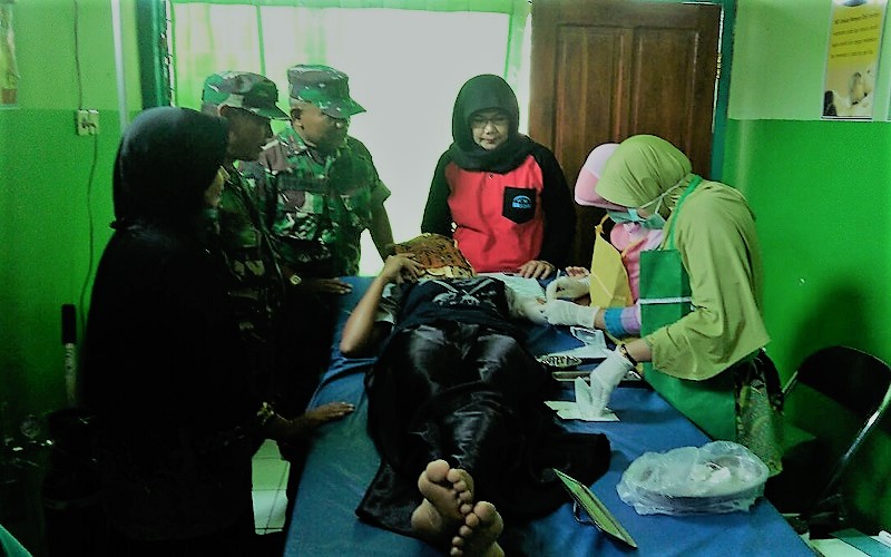 Kodim 0805/Ngawi bersama dengan Badan Koordinasi Keluarga Bencana Nasional (BKKBN) Kota Ngawi menggelar penyuluhan dan pelayanan Keluarga Berencana (KB) kepada masyarakat di Puskesmas Karanganyar, Ngawi pada Sabtu, (7/10/17). (Foto: Wahyu/Dok. Kodim ngawi/NusantaraNews)