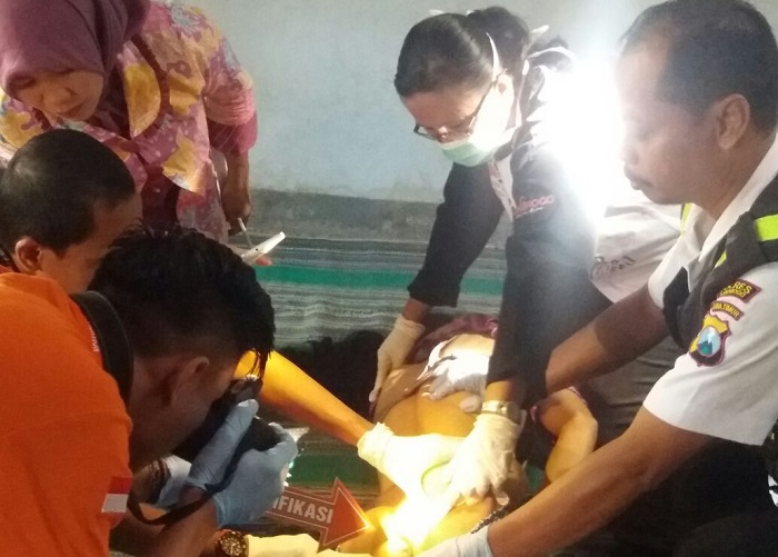 Pihak Berwajib Mengidentifikasi Warga yang Gantung Diri (Foto Nurcholis/Nusantaranews)