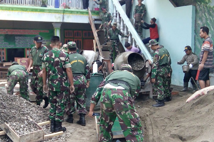 Belasan anggota Koramil 0810/10 Tanjunganom berpartisipasi membangun Ponpes Salafil Huda. Foto edys10/Timbul/ NusantaraNews