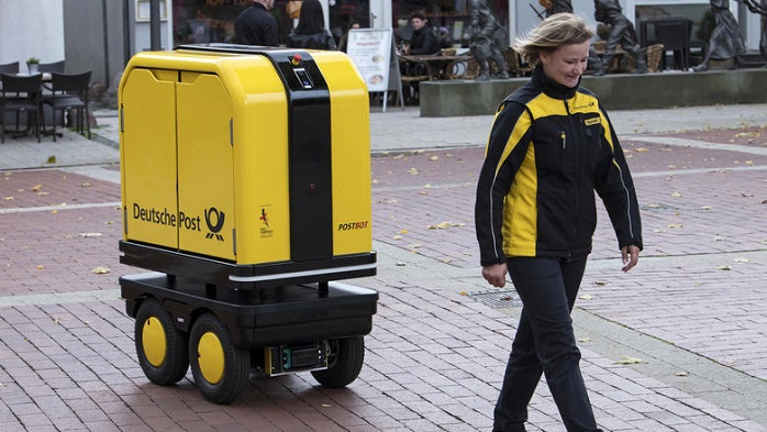 PostBOT, Robot Pengantar Surat asisten pekerja pos di Bad Hersfeld, Jerman. Foto: Dok. Wirtschaftswoche