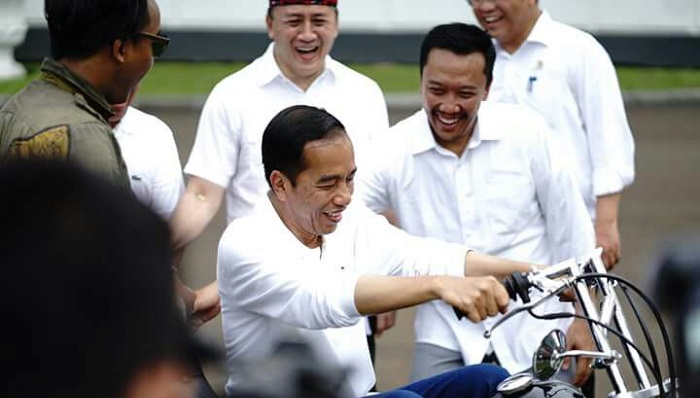 Presiden Jokowi Saat Berbincang dengan Para Pemuda Didampingi Kepala Bekraf dan Menpora. Foto: Dok. Istimewa