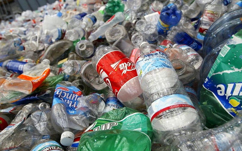 Solusi menghadapi sampah botol plastik adalah dengan mendaur ulang. (Getty Images)