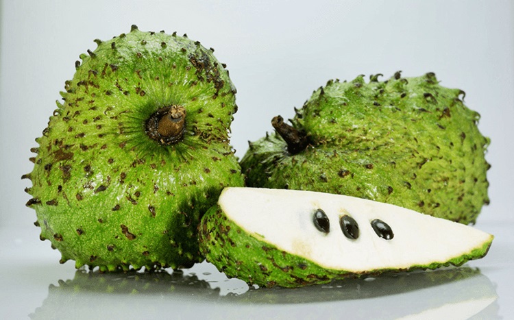 Buah Sirsak, atau Nangka Belanda (Soursop). (Foto: Lifted from Eden Lifestyle/Sherese Ijewere)