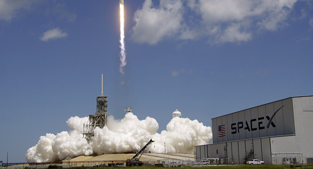 NUSANTARANEWS.CO - SpaceX meluncurkan roket Falcon 9 yang membawa satelit untuk perusahaan KTSat Korea Selatan. (Foto: AFP)