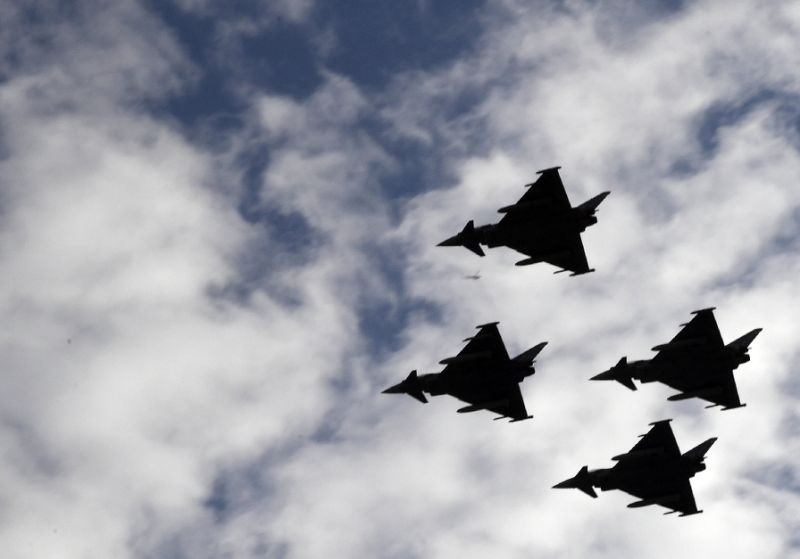 Jet Eurofighter Spanyol terbang dalam parade militer Hari Nasional Spanyol di Madrid pada 12 Oktober 2017 (Foto: AFP Javier Soriano)