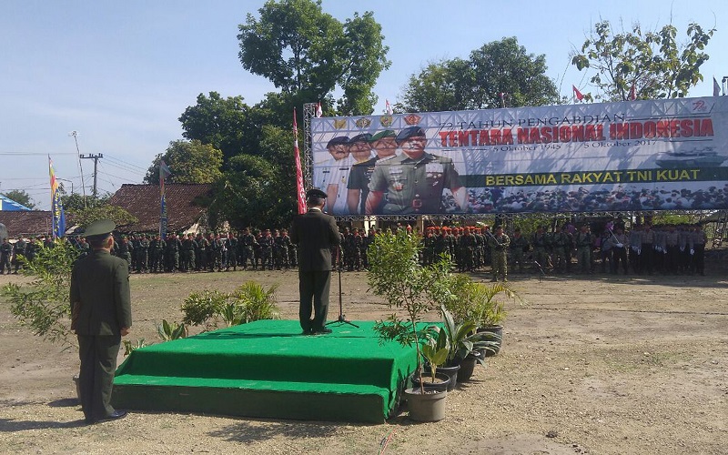 Kodim 0805/Ngawi menggelar upacara HUT TNI ke-72 pada Kamis (5/10/17). (Foto: Wahyu/Istimewa)