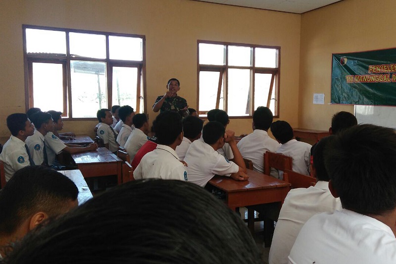 Kapten Caj Muslih memberikan wawasan kebangsaan kepada siswa di SMKN Karanganyar. Selasa (3/10/17). (Foto: Wahyu/Istimewa)