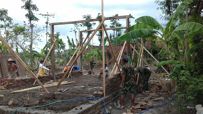 TNI Gotong Royong Bersama Masyarakat Ponorogo Bangun Rumah Warga Miskin. Foto Muh Norcholis/ NusantaraNews