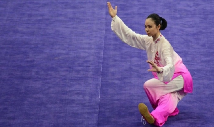 Aksi memukau atlet Wushu Indonesia Lindswell Kwok di ajang Kejuaraan Dunia Wushu ke-13 di Istora Senayan Jakarta, Sabtu (14/11/2017). Foto: Dok. Merdeka