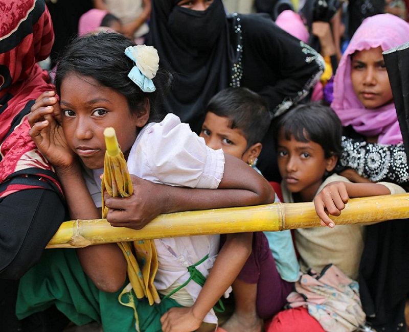 Anak-anak Rohingya menunggu selebaran makanan di kamp pengungsi Thangkhali di Cox's Bazar, Bangladesh, 5 Oktober 2017. (AP Photo / Zakir Hossain Chowdhury)