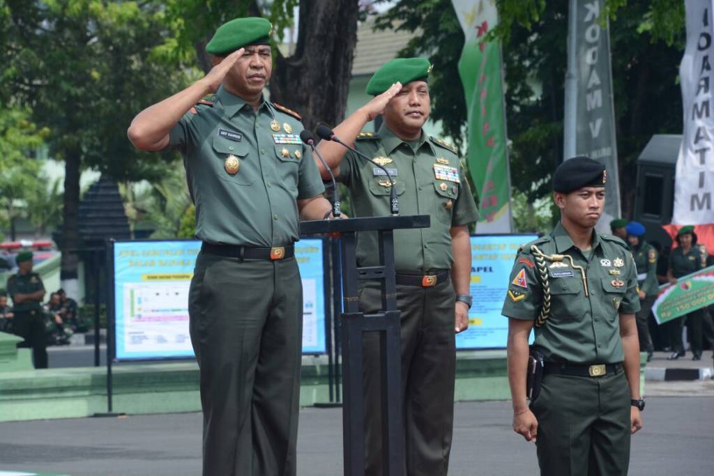 Tongkat Komando Garnisun Tetap (Gartap) III/Surabaya, secara resmi beralih dari Mayjen TNI Kustanto Widiatmoko kepada Mayjen TNI Arif Rahman. Foto: Istimewa