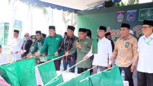 Peserta pawai dilepas Ketua Umum PBNU, KH Said Aqil Siroj, Walikota Mataram, H. Ahyar Abduh, Sekjen PBNU H. Helmy Faisal Zaini beserta Menteri Pemuda dan Olahraga (Menpora) H. Imam Nahrowi. Pawai ini semakin semarak dengan hadirnya salah satu kyai khos NU dari NTB, TGH Turmudzi Badaruddin yang juga Dewan Mustasyar PBNU. Foto: Dok. Panitia