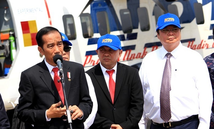 Menperin Airlangga mendampingi Presiden Jokowi pada upacara Pemberian Nama Pesawat Terbang N219 di Base Ops Lapangan Udara Halim Perdanakusuma, Jakarta Timur, Jumat (10/11/2017).. Foto: Dok. Humas Kemenperin