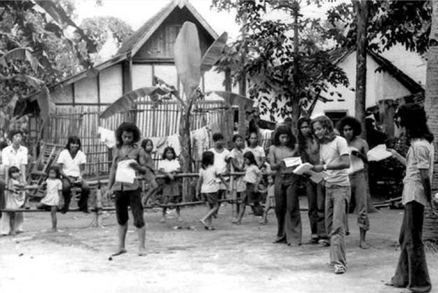 Rendra bersama anggota Bengkel Teater yang lain latihan di antara warga kampung Ketanggungan Yogyakarta. Foto: Dok. Tembi Rumah Budaya