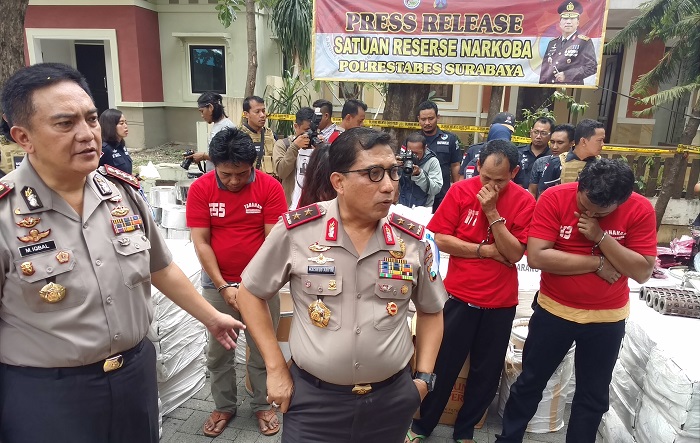 Satuan Reserse Narkoba (Satreskoba) Polrestabes Surabaya, mengungkap kasus home industri pengepakan obat keras berbahaya (OKB) sejenis pil Charnopen. Foto Tri Wahyudi/ NusantaraNews