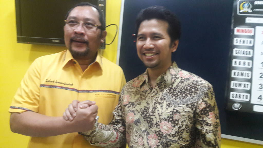 Emil Dardak bersama dengan sekretaris DPD Golkar Jatim Sahat Tua Simanjuntak. Foto: Tri Wahyudi/NusantaraNews