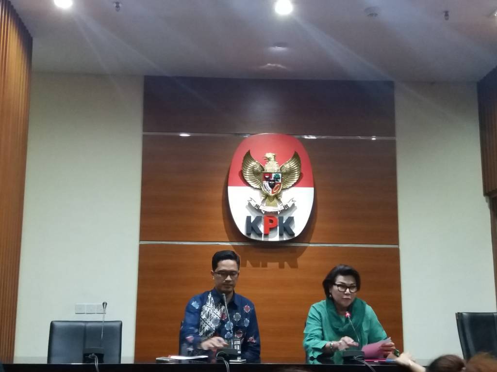 KPK menetapkan Plt Sekda Jambi menjadi tersangka terkait dugaan tindak pidana korupsi menerima atau memberikan hadiah atau janji terkair pengedahan RAPBD Provinsi Jambi TA 2017. Foto: Restu Fadilah/NusantaraNews