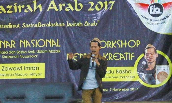 Penyair Raedu Basha dalam acara Workshop Kreatif dalam rangkaian acara Festival Jazirah Arab 2017 di UIN Malang. Foto: Dok. Fb Raedu Badrusshaleh