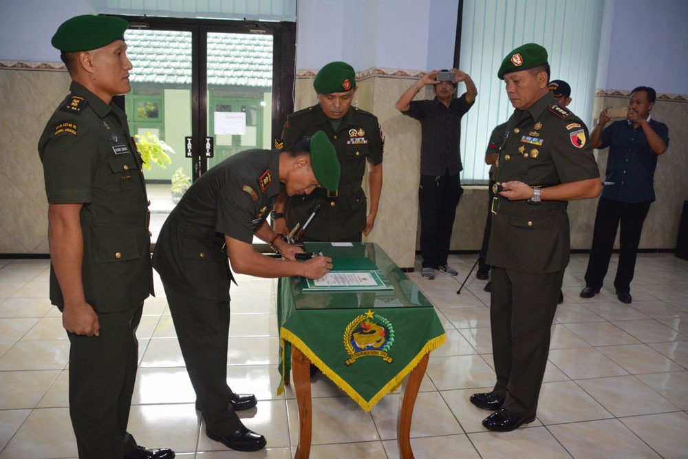 Serah Terima Jabatan (Sertijab) Komandan Kodim 0813 Bojonegoro dari Letkol Inf M. Herry Subagyo kepada Letkol Arh Redinal Dewanto, Selasa (14/11/2017). Foto: Dok. Penrem