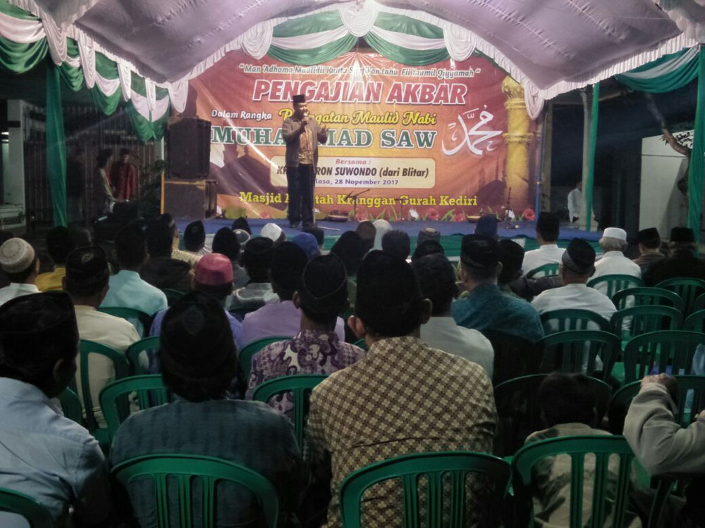 Peringatan Maulid Nabi Muhammad SAW di Masjid Al Fattah Desa Kranggan, Kediri, Jawa Timur, Kamis (28/11) malam. Foto: Penrem