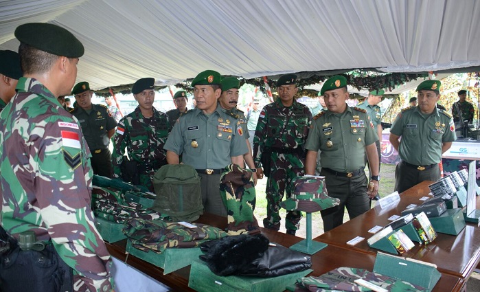 Mayjen TNI Kustanto Widiatmoko di hadapan ratusan prajurit Yonif Raider 500/Sikatan sebelum diberangkatkan ke wilayah perbatasan Indonesia-Papua New Guinea. Foto Dodiet Lumwartono