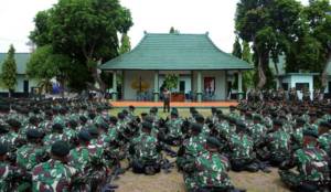 Mayjen TNI Kustanto Widiatmoko di hadapan ratusan prajurit Yonif Raider 500/Sikatan sebelum diberangkatkan ke wilayah perbatasan Indonesia-Papua New Guinea. Foto Dodiet Lumwartono