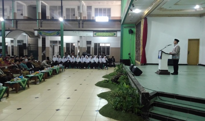 Menag Lukman Hakim Saifuddin beri ceramah pada Peringatan Hari Lahir ke-28 Pondok Pesantren Modern dan Launching Sekolah Tinggi Ilmu Tarbiyah (STIT) al-Ihsan. Foto: Dok. Sugito/Kemenag