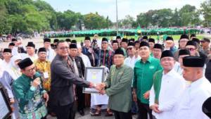 Bendera NU Raksasa pada pembukaan Munas Alim Ulama dan Konbes NU mendapat REKOR MURI. Foto: Dok. Panitia