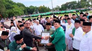 Bendera NU Raksasa pada pembukaan Munas Alim Ulama dan Konbes NU mendapat REKOR MURI. Foto: Dok. Panitia