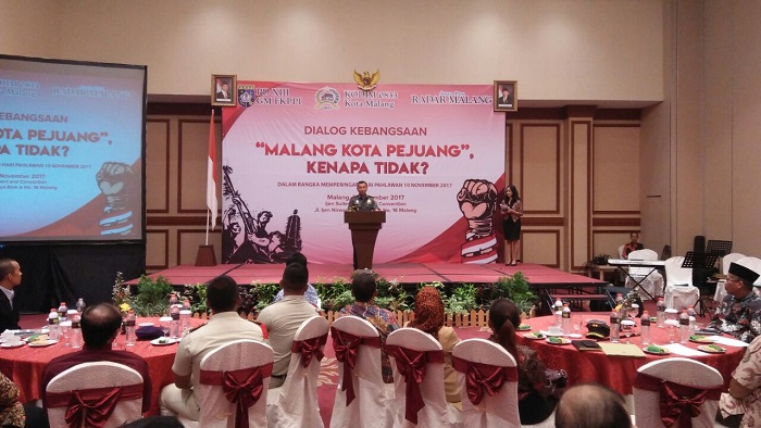 Dandim 0833/Kota Malang Letkol Inf Nurul Yakin wakili Danrem 083/Bdj Kolonel Inf Bangun Nawoko bakar jiwa patriot pemuda-pemudi Indonesia dalam dialog kebangsaan bertajuk "Malang Kota Pejuang, Kenapa Tidak?" dalam rangka memperingati Hari Pahlawan 10 November 2017. Foto Penrem 083/Bdj