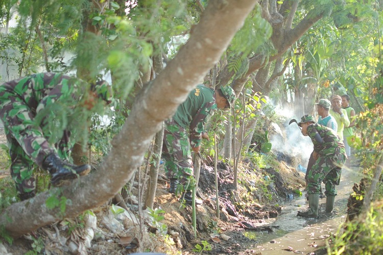 Anggota TNI Koramil Prambon bersama warga bersihkan sungai (Foto Istimewa/Nusantaranews)