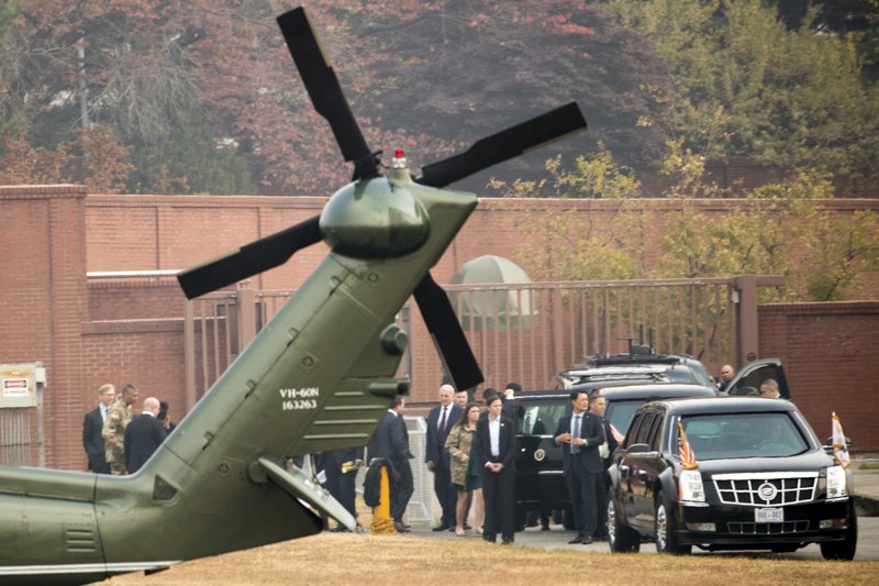 Presiden AS Donald Trump batal berkunjung ke Zona Demiliterisasi Korea (DMZ) akibat kabut tebal. (Foto: AP)Andrew Harnik)