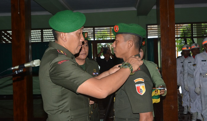 Penyematan tugas baru Danrem 081/DSJ Kolonel Inf R. Sidharta Wisnu Graha saat diamanahi jabatan Dandim 0806/Trenggalek di aula Makorem 081/DSJ. Foto pen81/ NusantaraNews