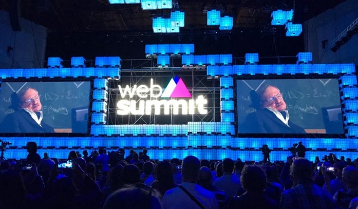 Stephen Hawking melalui sambungan video pada malam pembukaan KTT Web 2017 di Lisbon, Portugal. Foto: Dok. Forbes