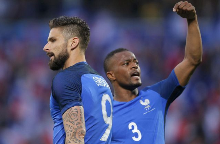 Giroud dan Evra (Foto Reuters)