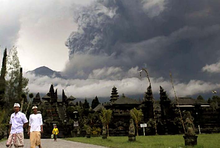 Erupsi Gunung Agung Minggu Pagi/Foto Reuters