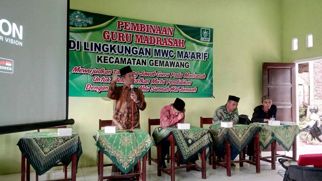 KH. Muhammad Furqon (Gus Furqon) Ketua PCNU Temanggung dalam acara pembinaan guru madrasah di lingkungan MWC Ma'arif Kecamatan Gemawang, Temanggung, Kamis (23/11). Foto: Fadholi/NusantaraNews