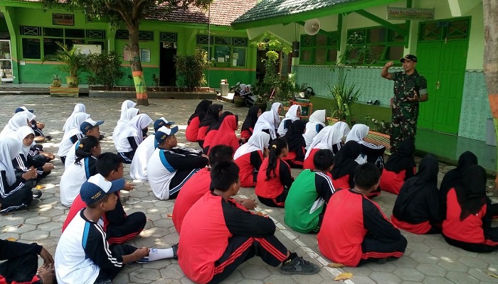 Anggota Babinsa Sugihwaras Serka Agus Santoso memberi latihan materi PBB, Selasa (31/10/17). Foto: Dok. Istimewa/as03/NusantaraNews