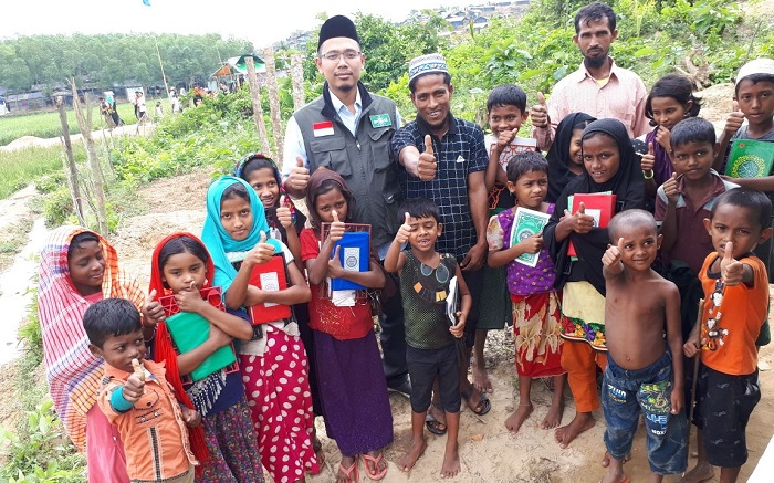 Tim Medis NU dr. H.M. Makky Zamzami, M.Kes dari IHA (Indonesia Humanitarian Alliance) saat bersama anak-anak pengungsi Pengungsi Rohingya di Ukhiya Cox’s Bazar Bangladesh untuk memberikan pelayanan kesehatan. Foto: Dok. LPBI NU