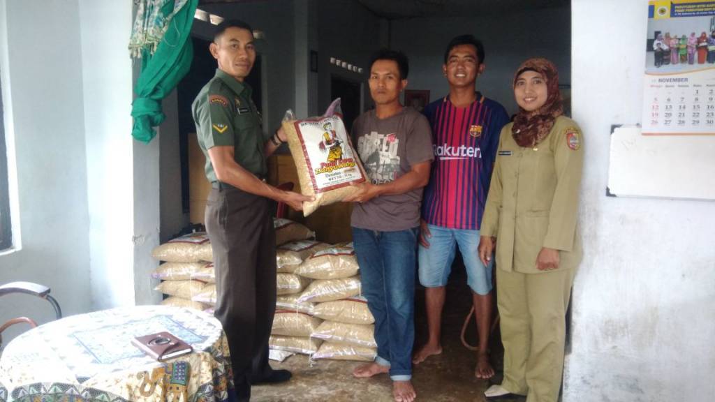 – Babinsa Serda Syahrun Alu bersama PPL Yunita Romayanti mendampingi Kelompok Tani Makmur dan Kelompok Tani Harapan menerima bantuan benih padi varietas Bagendit dari Dinas Pertanaman Pangan Kab Jember. (Foto: Istimewa)