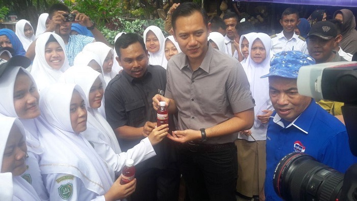 AHY Cicipi Teh Rosella Produk Siswa SMK-PP Negeri Saree. Foto: Dok. Istimewa/ NusantaraNews