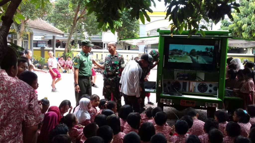 Tiga personel Koramil 0824/11 Sumbersari Serka Lasiman, Sertu Rofii dan Serda Mursidi mengoperasikan perpustakaan keliling Simokos ke SDN Karangrejo 01, Jember. Foto: Sis/Istimewa