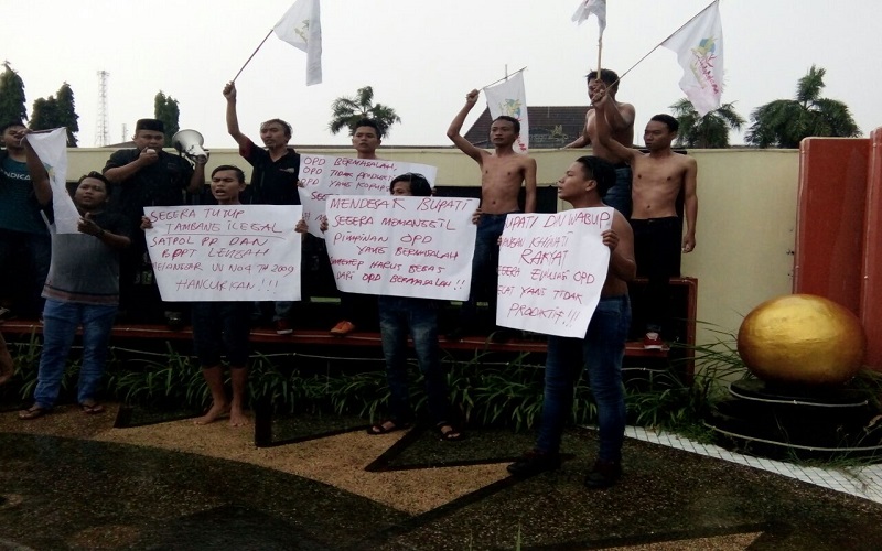 Sejumlah mahasiswa melakukan aksi demontrasi di depan Pemkab Sumenep. Foto: Mahdi Alhabib/NusantaraNews