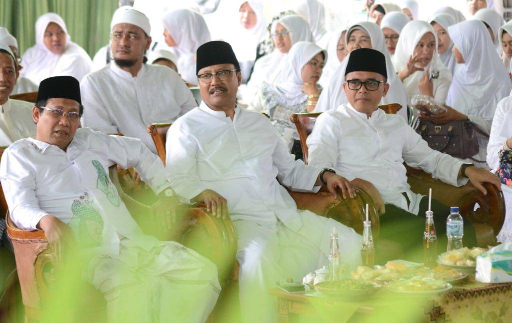 Calon Gubernur dan Wakil Gubernur Jawa Timur Syaifullah Yusuf (Gus Ipul) dan Azwar Anas menghadiri acara ikrar dukungan Nyai-nyai pengasuh pesantren di Tapal Kuda. Foto: Tri Wahyudi/NusantarNews